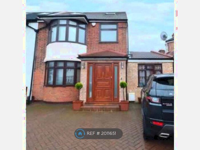 5 Bedroom Semi-Detached House To Rent In London, London, TW7