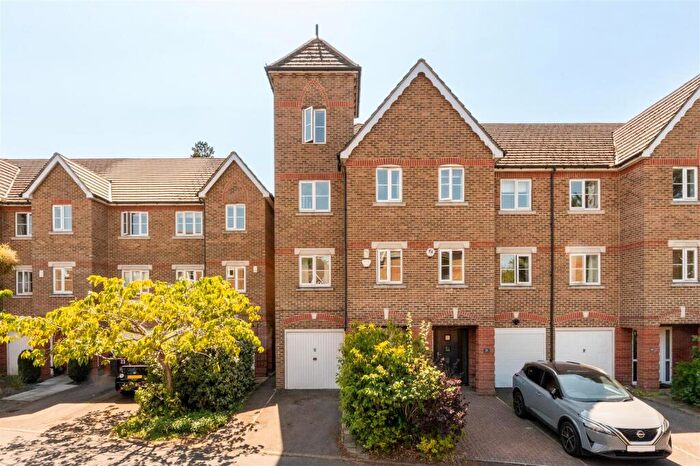 5 Bedroom Town House For Sale In Cintra Close, Reading, RG2