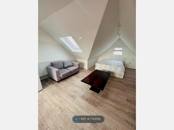 Studio To Rent In Catherine Gardens, Hounslow, TW3