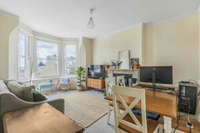 1 Bedroom Flat To Rent In Woodside, London, SW19