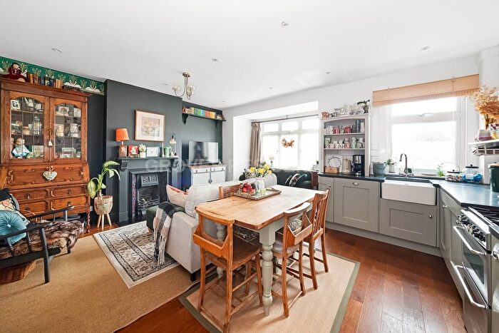 2 Bedroom Flat For Sale In Albemarle Gardens, New Malden, KT3