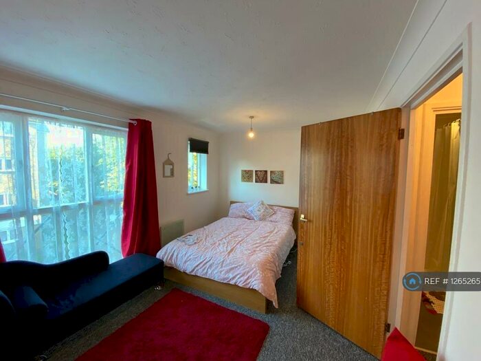 Studio To Rent In Glastonbury Court, London, SE14