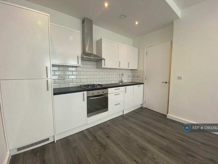 3 Bedroom Flat To Rent In Green Lanes, London, N4