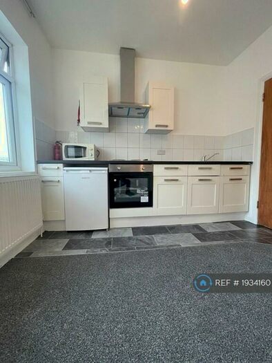 Studio To Rent In Brentmead Place, London, NW11