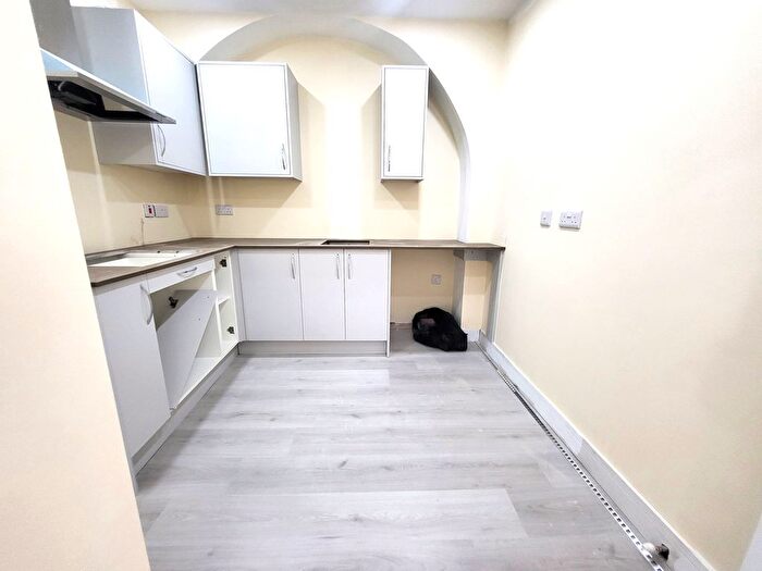 3 Bedroom Flat To Rent In High Street, Southall, Greater London, UB1