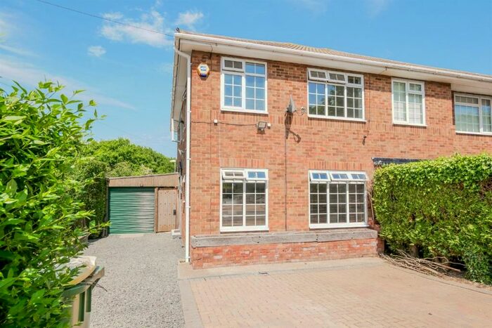 3 Bedroom Semi-Detached House To Rent In Bedroom Semi Detached House In Rayleigh, SS6