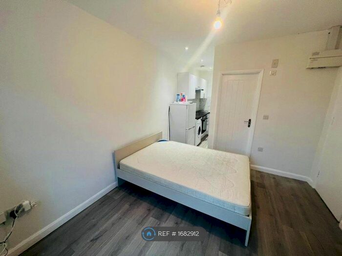 Studio To Rent In Campus Road, London, E17