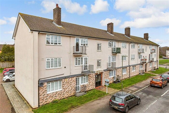 2 Bedroom Flat For Sale In Preston Manor Road, Tadworth, Surrey, KT20