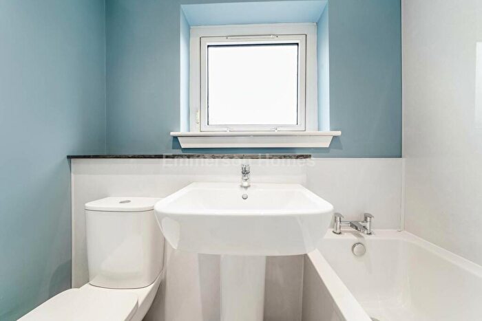 1 Bedroom Flat For Sale In Harvey Terrace, Lochwinnoch, PA12