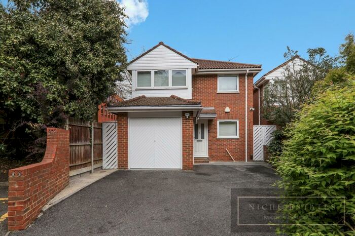 4 Bedroom Detached House To Rent In The Avenue, Finchley Central, London, N3