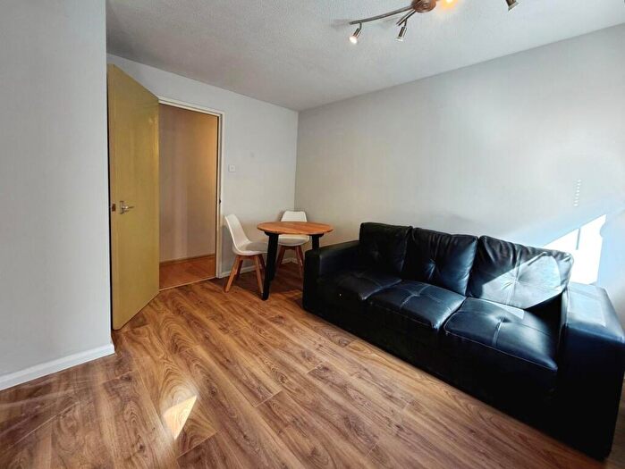 1 Bedroom Flat To Rent In Chantrell Court, Leeds, LS2