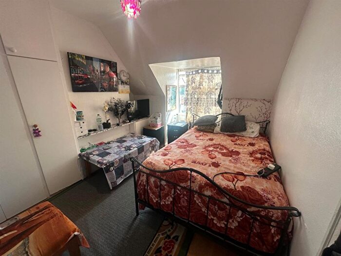 2 Bedroom Flat To Rent In Watling Avenue, Burnt Oak, HA8