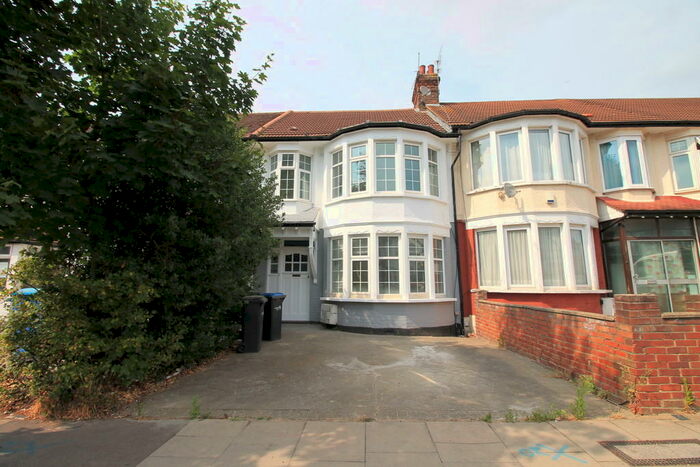 4 Bedroom Terraced House To Rent In Grenoble Gardens, London, N13