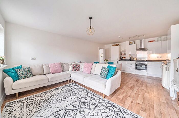 2 Bedroom Flat For Sale In Hersham, Surrey, KT12