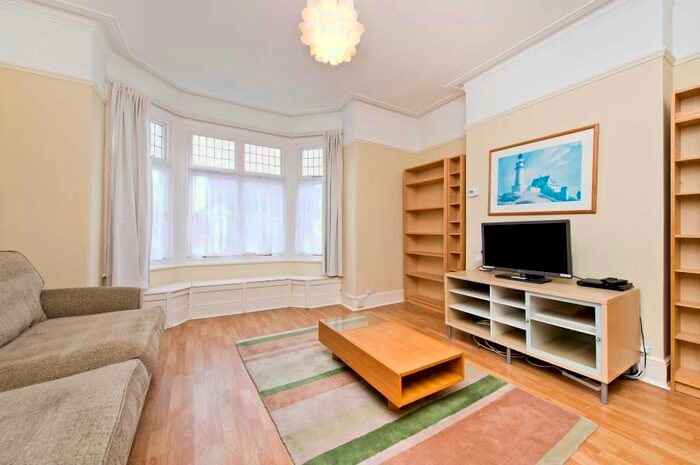 2 Bedroom Flat To Rent In Birch Grove, London, W3
