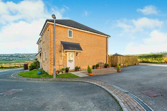 3 Bedroom End Of Terrace House For Sale In Low Whin Close, Keighley, BD22