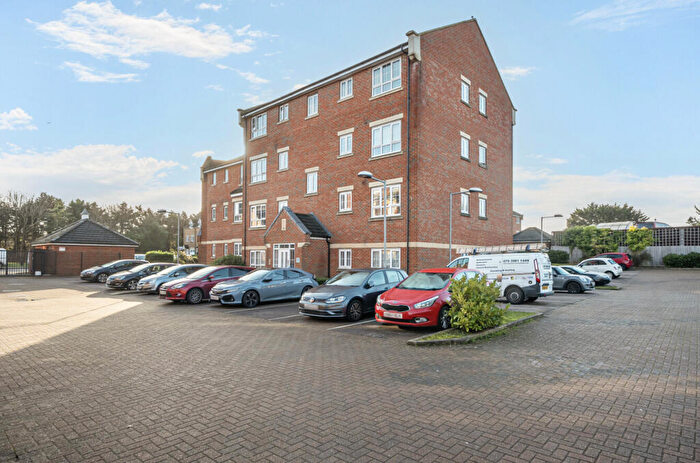 2 Bedroom Apartment For Sale In Watling Gardens, Dunstable, LU6