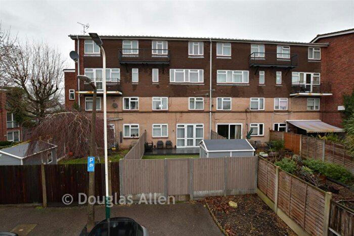 2 Bedroom Maisonette For Sale In Victor Close, Hornchurch, Essex, RM12