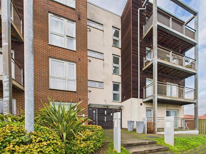 2 Bedroom Flat For Sale In Birdwood Avenue, Dartford, DA1