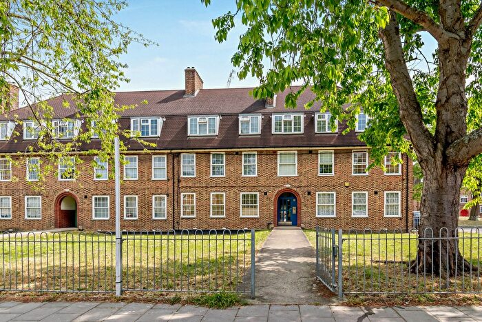 3 Bedroom Semi-Detached House To Rent In Dunfield Road, London, SE6