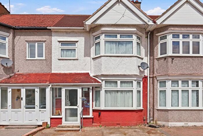 3 Bedroom House For Sale In Gantshill Crescent, Ilford, IG2