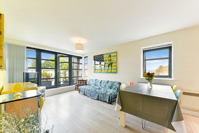 2 Bedroom Flat To Rent In Clapham Park Road, SW4