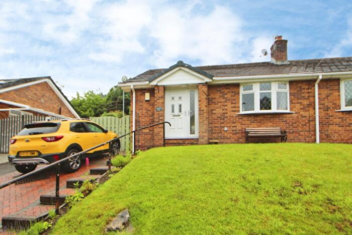2 Bedroom Bungalow For Sale In Slant Close, Glossop, Derbyshire, SK13