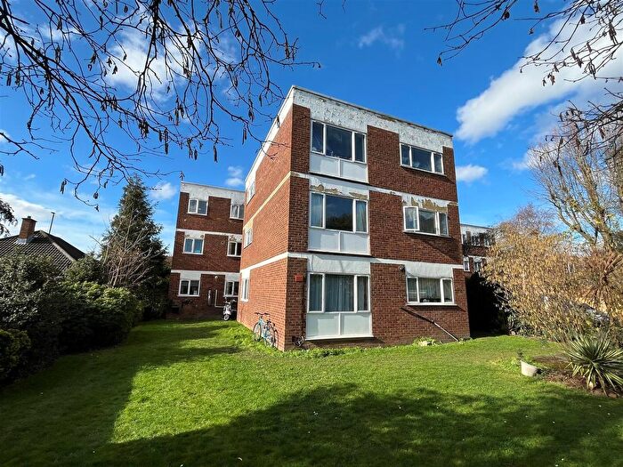 2 Bedroom Flat For Sale In Hanworth Road, Hounslow, TW4