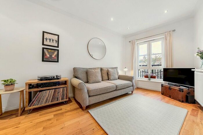 2 Bedroom Flat To Rent In Herbert Mews, London, SW2