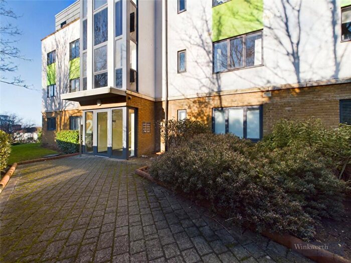 2 Bedroom Apartment To Rent In Hythe Road, Surbiton, KT6