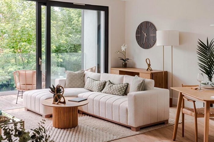 2 Bedroom Flat For Sale In Beverley Waterside, London, SW14