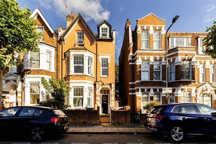 4 Bedroom Flat To Rent In Rutland Park, Mapesbury, London, NW2