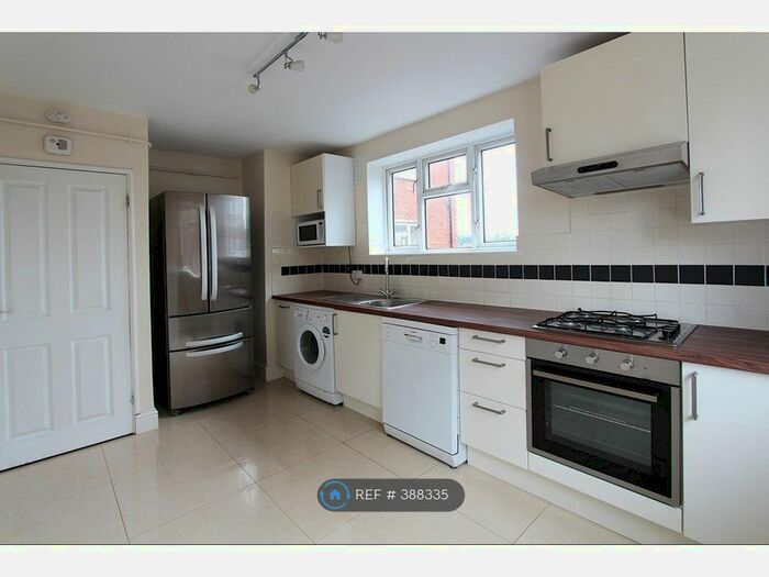 2 Bedroom Flat To Rent In Montgomery House, London, SW14