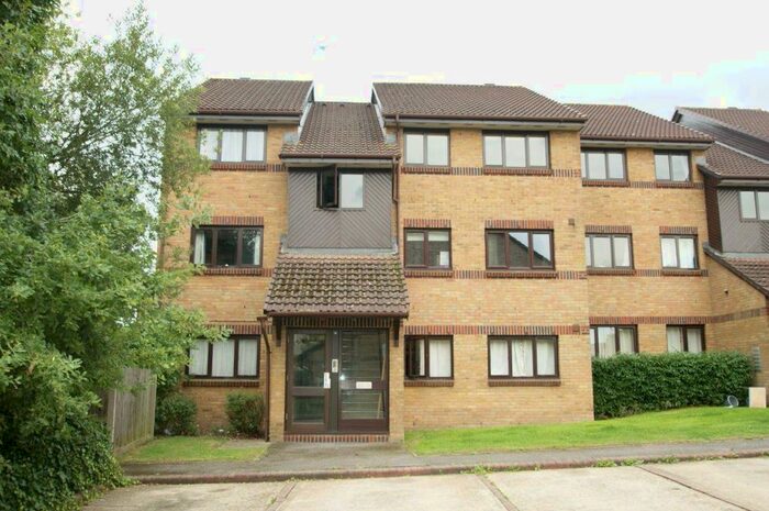 2 Bedroom Flat To Rent In Littlebrook Avenue, Burnham, Slough, SL2