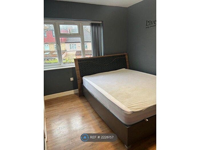 1 Bedroom Flat To Rent In Whittondene, Twickenham, TW7