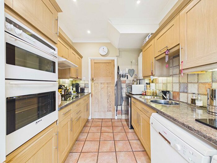 3 Bedroom Semi-Detached House For Sale In Ambleside Drive, Southend-On-Sea, SS1 - Photo 12