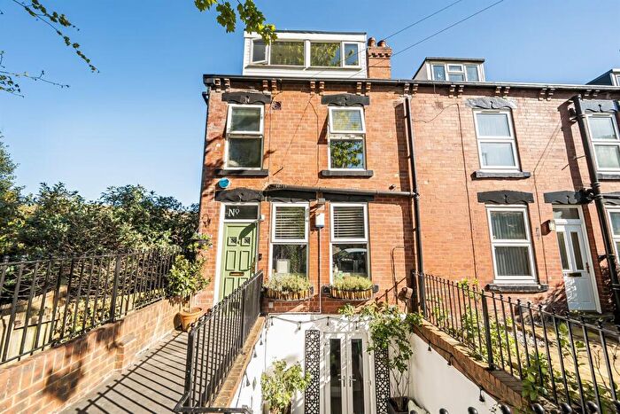 2 Bedroom End Of Terrace House For Sale In Ravenscar Mount, Oakwood, LS8