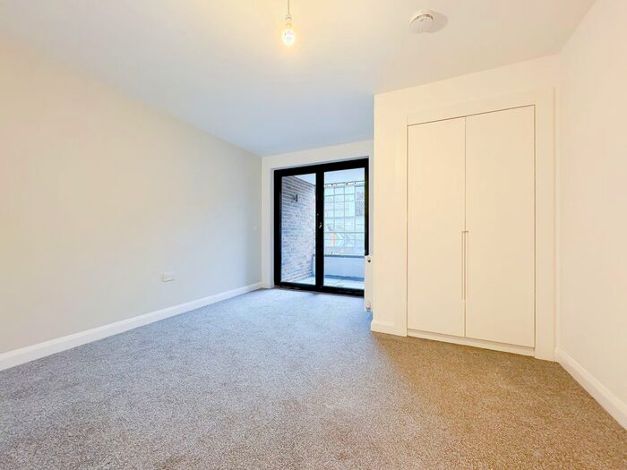 1 Bedroom Flat To Rent In The Parade, Watford, WD17