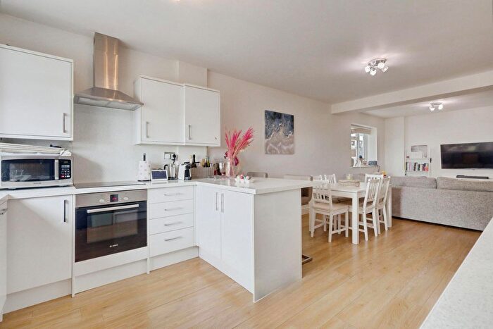 3 Bedroom Flat For Sale In London Road, Benfleet, SS7