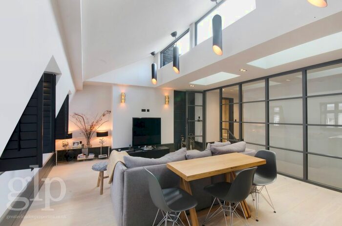 2 Bedroom Flat To Rent In King Street, London, Greater London, Covent Garden, WC2E