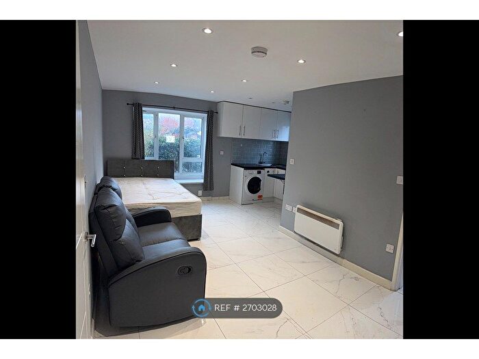 Studio To Rent In Hindhead Close, Uxbridge, UB8