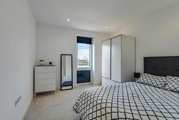 1 Bedroom Flat For Sale In Hayling Way, Metropolitan Court, HA8