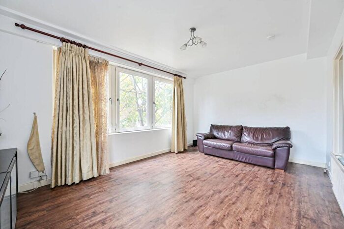 3 Bedroom Flat To Rent In Madron Street, Elephant And Castle, London, SE17