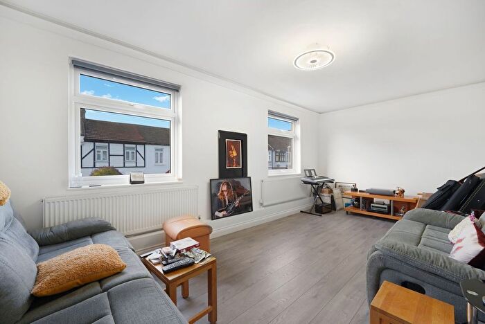 3 Bedroom Flat For Sale In Mill Lane, Romford, RM6