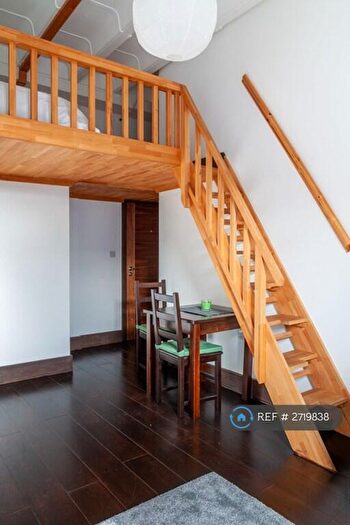 Studio To Rent In Edgware Road, London, NW2