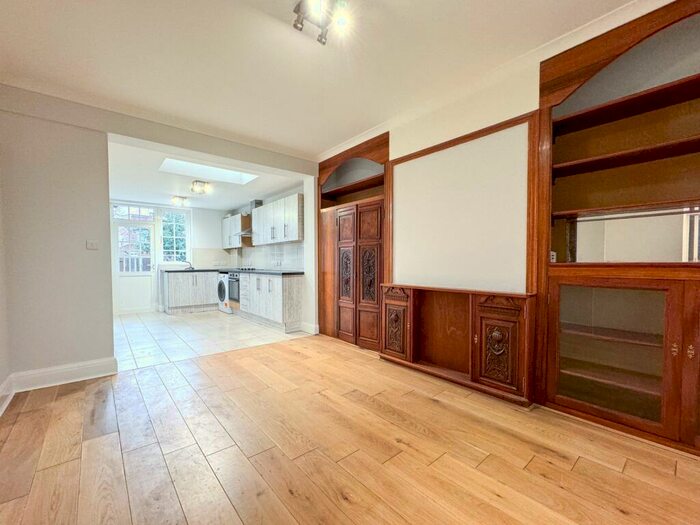 3 Bedroom Flat To Rent In Denzil Road, London, NW10