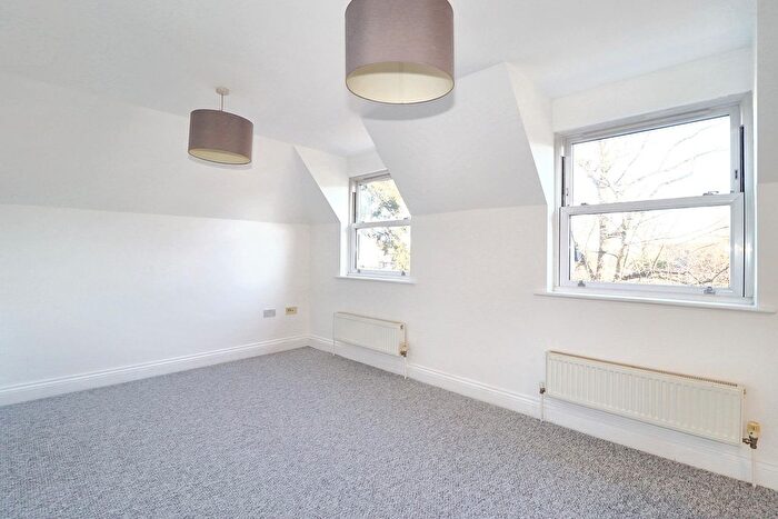 1 Bedroom Flat To Rent In Crouch Oak Lane, Addlestone, KT15