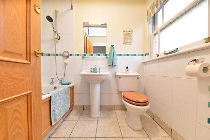 5 Bedroom Detached House For Sale In Dunwich Farm, Stevenage, SG1