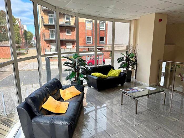 2 Bedroom Flat To Rent In Lower Canal Walk, Southampton, Hampshire, SO14