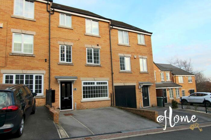 4 Bedroom Terraced House To Rent In The Fairway, Bradford, BD5